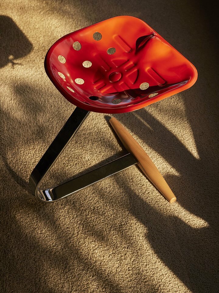 Tabouret Mezzadro de Zanotta en métal rouge et bois, vu de dessus