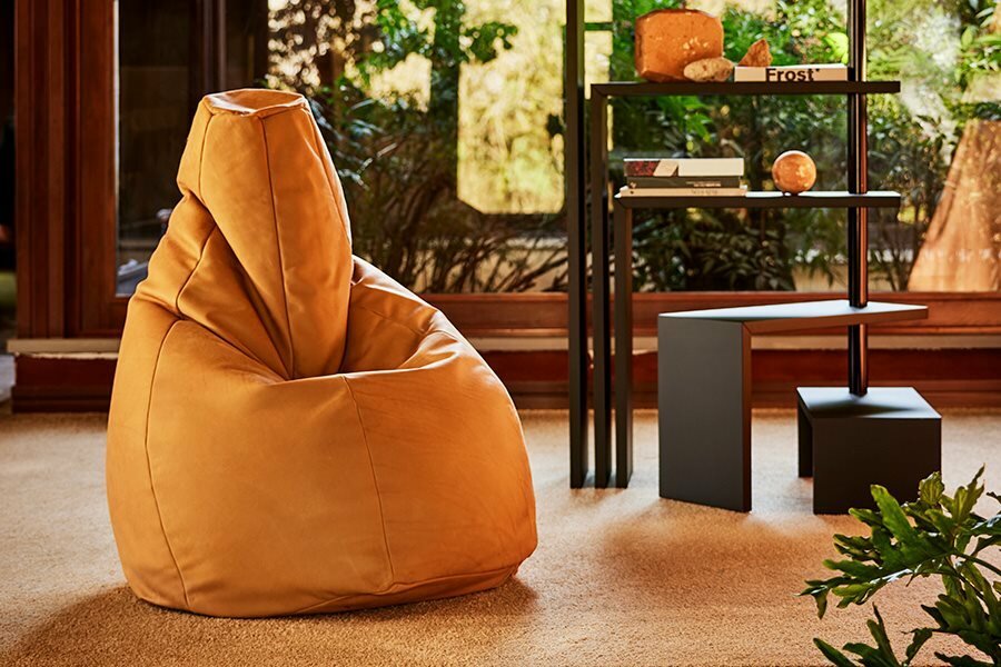 Pouf Sacco de Zanotta en cuir camel dans un intérieur design