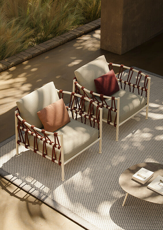 Fauteuils Antigua EMU en corde tressée écru et bois, terrasse ombragée