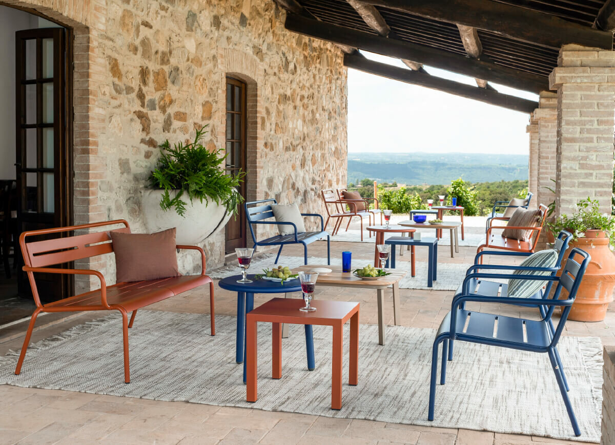 Salon outdoor Star EMU terracotta et bleu marine, terrasse en pierre avec vue sur les collines