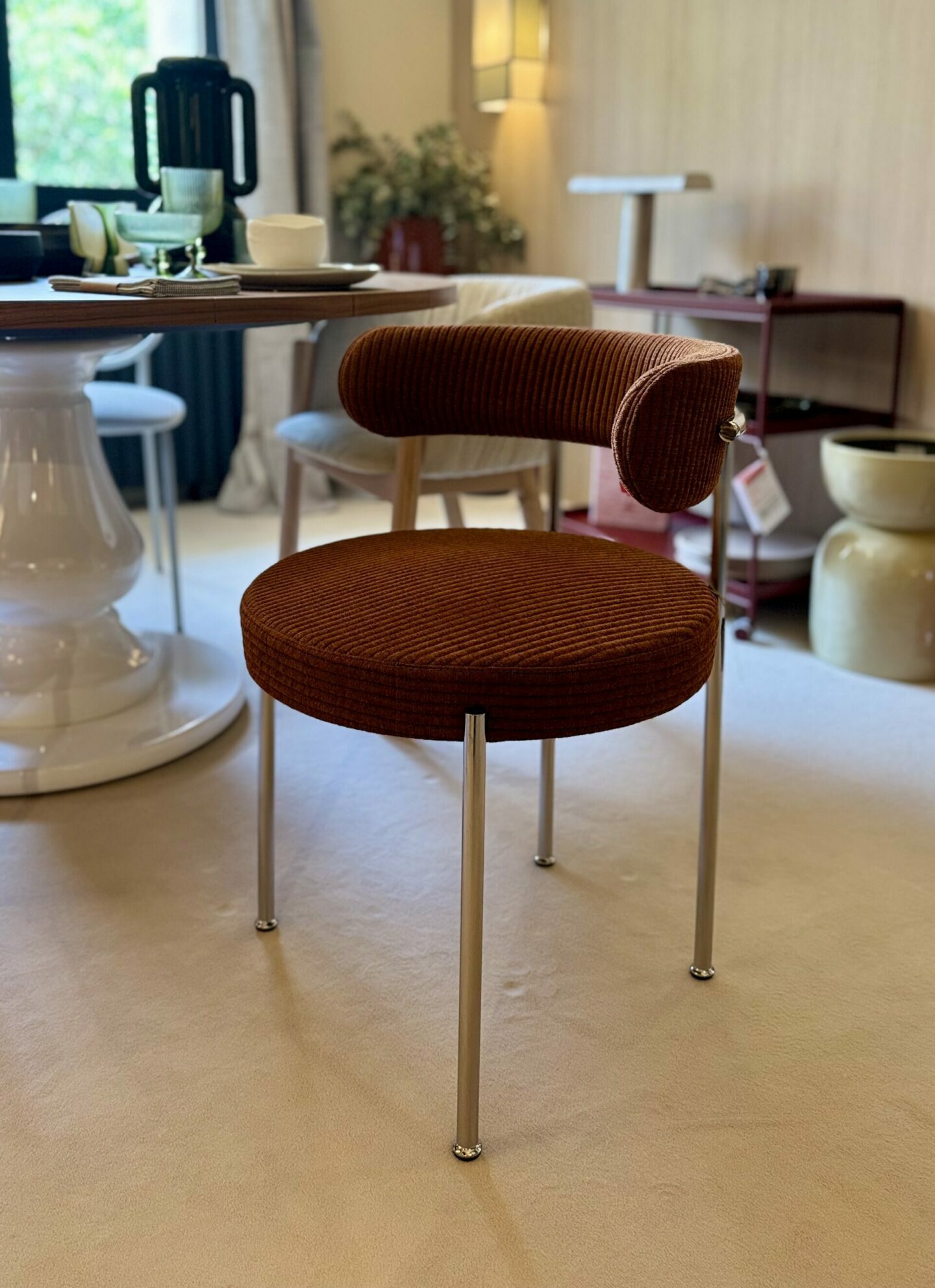 Fauteuil Liberta de The Socialite Family en velours côtelé terracotta, intérieur lumineux
